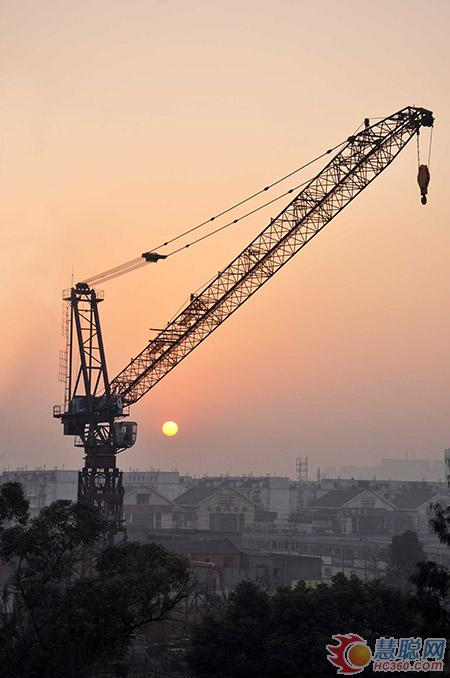 川建新型動(dòng)臂式塔機(jī)D650試制成功